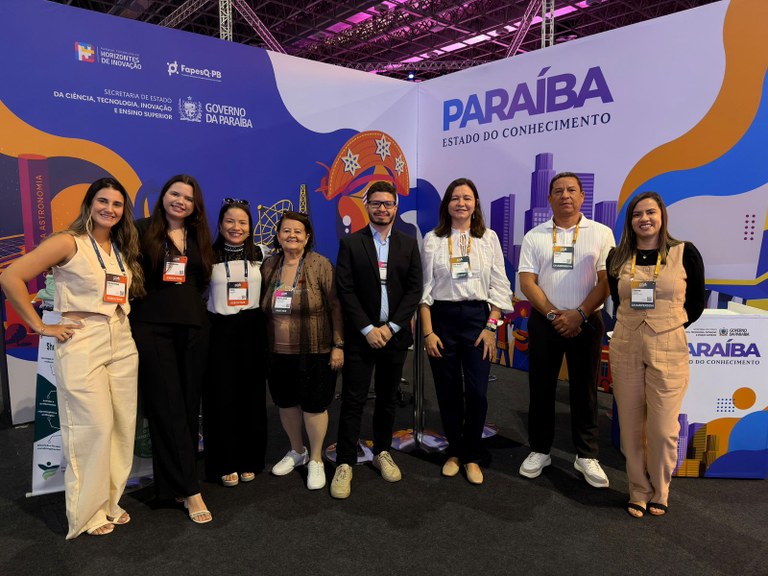 Stand da Paraíba e representantes de startups no Websumit.jpg