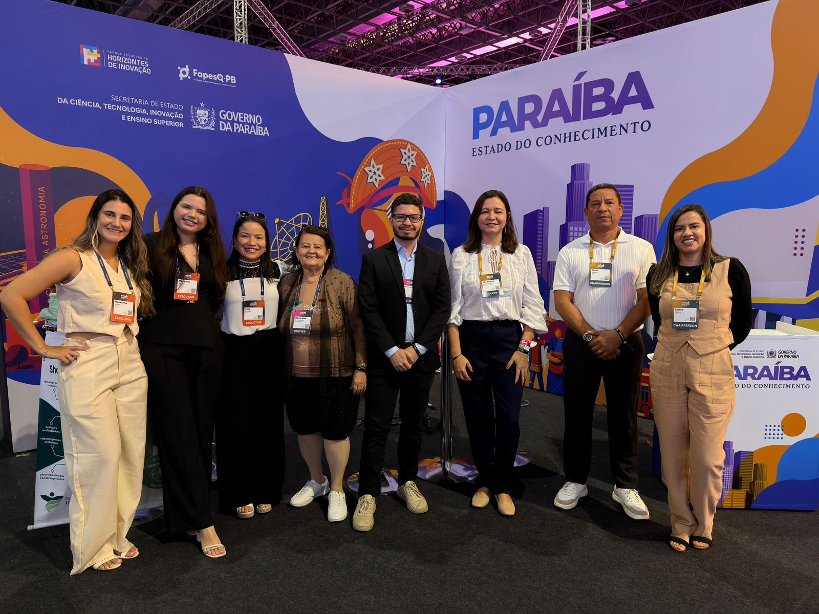 Stand da Paraíba e representantes de startups no Websumit.jpg