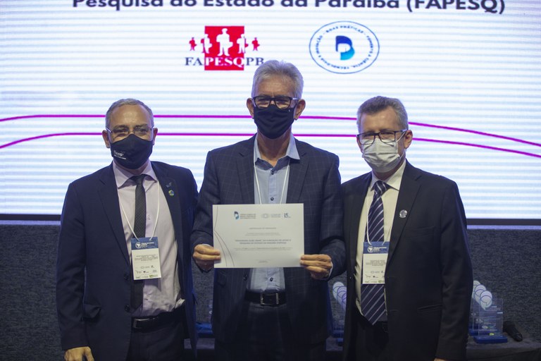 Roberto Germano, presidente da FapesqPB, recebe Prêmio Confap - foto Luiz Bernardo Jr.jpeg