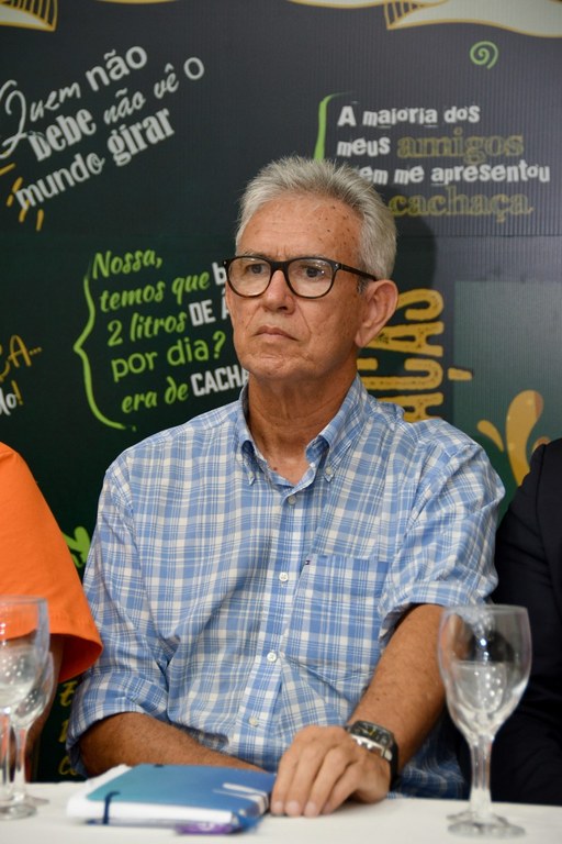 Roberto Germano na mesa.jpg