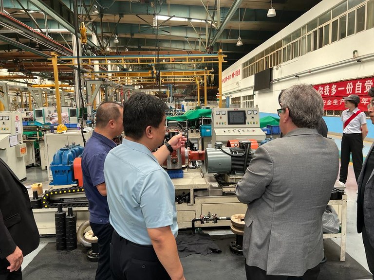 Governador na Yto Maquinários e Equipamentos Agrícolas - indústria de tratores na China - SECOM.jpeg