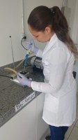 Estudante no laboratorio pesquisa filtro com material de isopor.jpeg