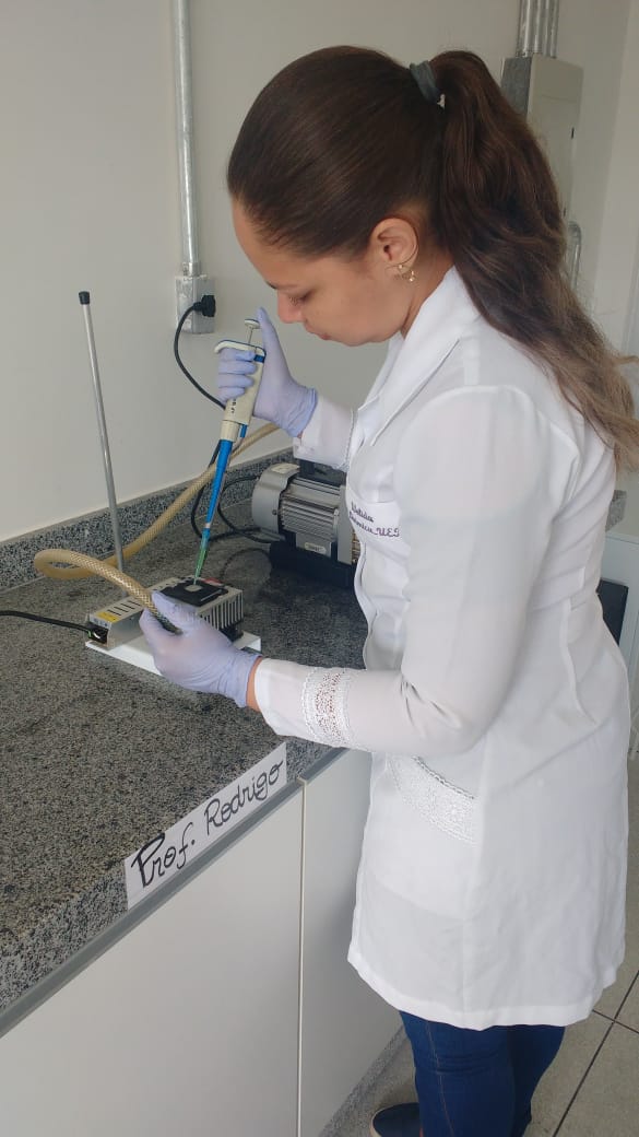 Estudante no laboratorio pesquisa filtro com material de isopor.jpeg