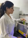 Doutoranda utilizando ultrassom para a elaboração da bebida.jpeg