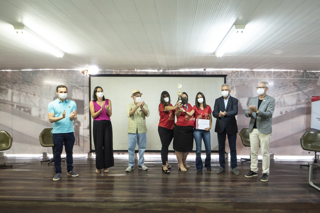 Professora Themis e alunas Rayane e Samara, equipe vencedora - foto Diego Nóbrega.jpg