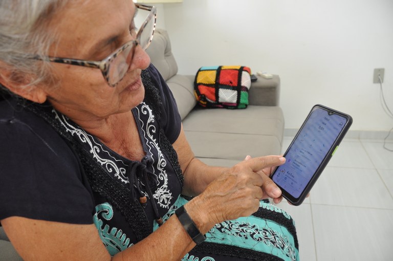 2023.11.12 - A União - Smartwatch para monitoramento de idosos - Amparo Alves usando o smartwatch - foto Fabiana Veloso - 03.JPG